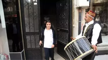 Çocuklarını Davulla Uyandırıp, Okula Gönderdi
