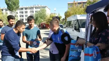 Polislerden Üniversite Öğrencilerine Sıcak Karşılama