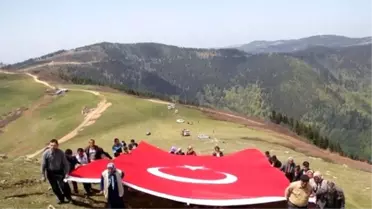 Astığı Bayrakları Destek Gelmediği İçin Sökecek