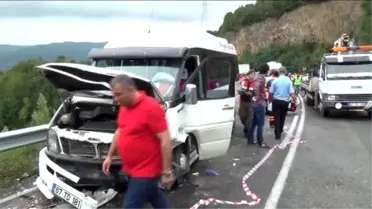 Minibüsle Otomobil Çarpıştı: 10 Yaralı