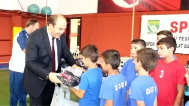 Güreş Federasyonu'ndan Öğrencilere Ekipman Desteği