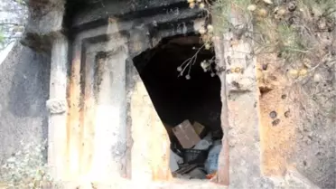 Muğla'da 2 Bin 400 Yıllık Kaya Mezarlar Depo Oldu