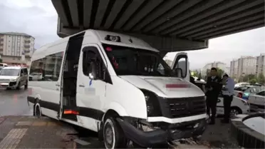 Samsun'da Öğrenci Servisi Kaza Yaptı: 5 Yaralı
