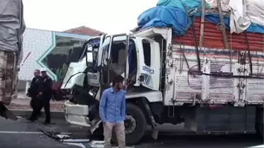 İki Kamyon Çarpıştı: 6 Yaralı