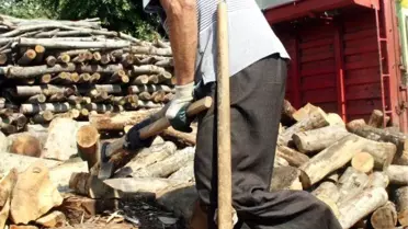 78 Yaşında Tek Bacağı Yok Ama Hala Odun Kırıyor