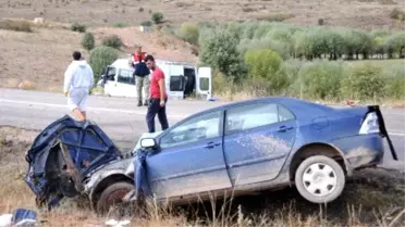 Sivas'ta Minibüs ile Otomobil Çarpıştı: 1 Ölü, 9 Yaralı