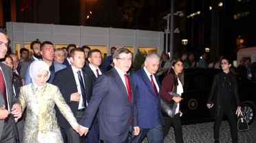 Başbakan Davutoğlu'ndan Eşiyle El Ele İzmir Turu