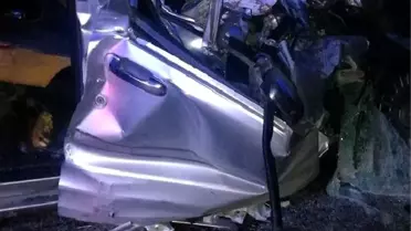 Hafif Ticari Araç Kamyona Çarptı: Baba ve 2 Oğlu Öldü