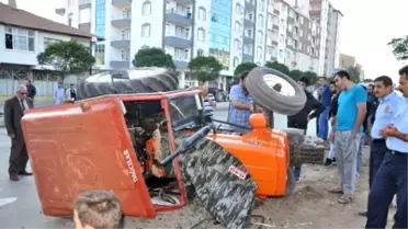 Tır Traktöre Çarptı: 8 Yaralı
