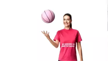 Bergüzar Korel'den 'Pembe Top'lu Destek