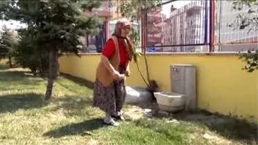 Çevreci Ninelere' Aynalı Süpürgeli Teşekkür