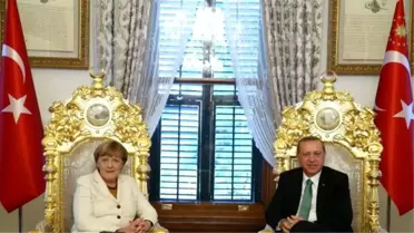 Mabeyn Köşkü'ndeki Tarihi Koltuklara Hilal Sonradan Kondu