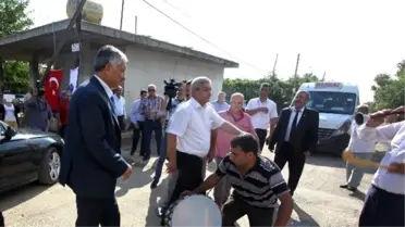 Yol Asfaltlayan Başkan Karalar'a Davullu Karşılama