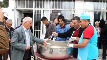 Başkan Demirhan Vatandaşlara Aşure Dağıttı