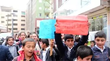 Öğrencilerden Yıkım Kararı Çıkan Okulda Eğitime Tepki Yürüyüşü
