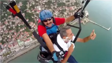 Yamaç Paraşütçüsü Havada Sakal Tıraşı Oldu