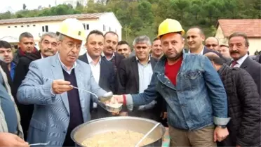 Çakan, Madenci Bareti Takıp Aşure Dağıttı