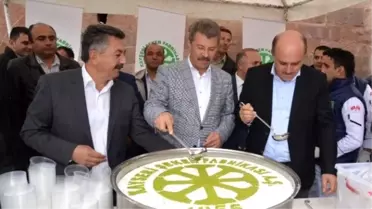 Merzifonlu Kara Mustafa Paşa Kervansarayında Kayseri Şeker Aşure Dağıttı