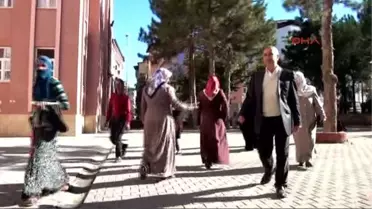 Bingöl Başbakan Yardımcısı Yılmaz, Bingöl'de Annesiyle Birlikte Oy Kullandı