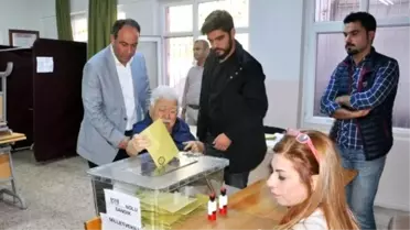 CHP'li Tümer Babasını Tekerlekli Sandalyesiyle Oy Kullanmaya Götürdü
