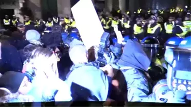 ABD'de ve İngiltere'de Maskeli 'Kapitalizm' Protestosu