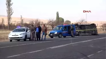Niğde - Yolcu Minibüsü Kamyona Çaptı, 9 Kişi Yaralandı