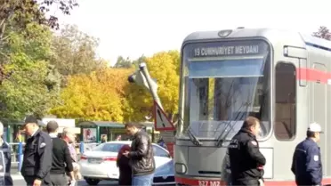 Otomobil, Tramvayla Tabela Arasına Sıkıştı