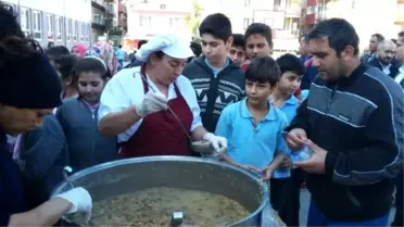Çanakkale İmam Hatip Ortaokulu'nda Aşure Dağıtıldı