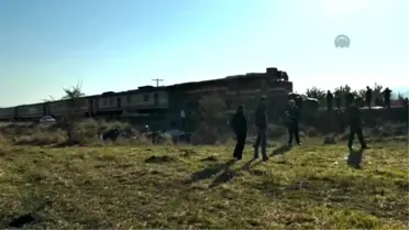 Elazığ'da Tren Hafif Ticari Araca Çarptı: 2 Yaralı