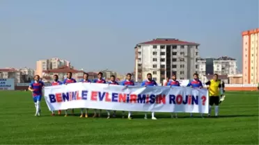 Yeşil Sahada Sürpriz Evlilik Teklifi