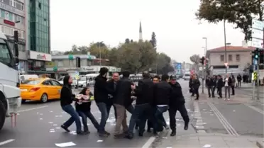 Dolmabahçe'de Eylem Yapan Grup Gözaltına Alındı