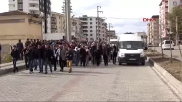 Silvan'a Canlı Kalkan Olarak Giden HDP'li Grupla İletişim Kesildi