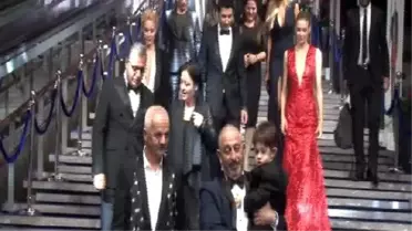 Cem Yılmaz Son Filmi 'Ali Baba ve 7 Cüceler'in Galasına Oğluyla Geldi