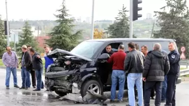 Minibüs Kamyonetle Çarpıştı: 4 Yaralı