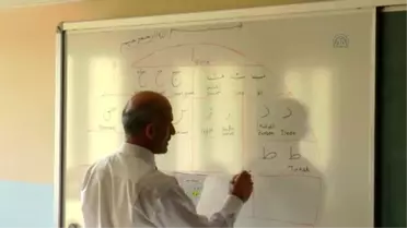 İşitme Engellilere Kuran Öğretmek İçin İşaret Dili Öğrendi