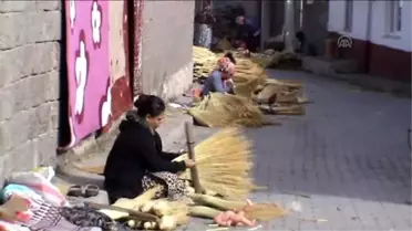 Susurluk'ta Süpürge Üretimi