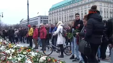 Türk STK'lar Berlin'de Fransız Büyükelçiliğine Çiçek Bıraktı