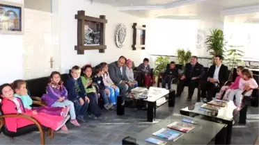 Başkan Özaltun'dan İlkokula Bilgisayar Hediyesi