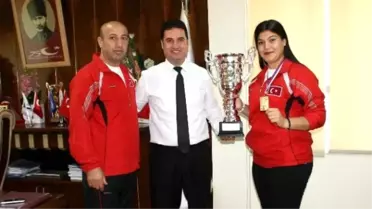 Ataşbak, Kick Boksta Dünya Şampiyonu Olan Ayçiçek'i Kabul Etti