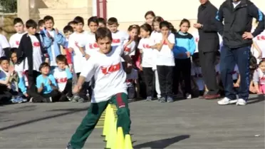 Spor Okulu Öğrencilerinden Gövde Gösterisi