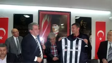 Beşiktaşlılar, Erdek'te Ortaokula Bilgisayar ve Spor Malzemesi Getirdi