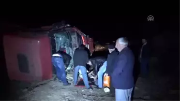 Kamyon Otomobille Çarpıştı, İki Araç Bariyerlere Bindirdi: 1 Ölü, 4 Yaralı