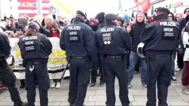 İslam Karşıtları Köln'de Gösteri Yaptı