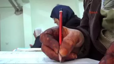 Van'da Okula Gidemeyen Kadınlar Yıllar Sonra Okuma Yazma Öğreniyor