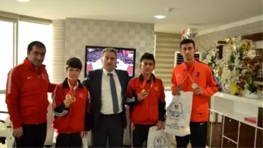 Altın Tekmeleri Kutladı
