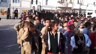 Öğrencilerine Sabah Sporu Yaptırıyor
