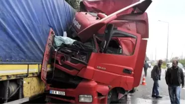Tır, Park Halindeki 3 Tır'a Çarptı: 2 Yaralı