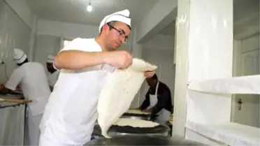 Şanlıurfalı 5 Erkek, Mesai Bitimi Sac Ekmek Yapıp Satıyor