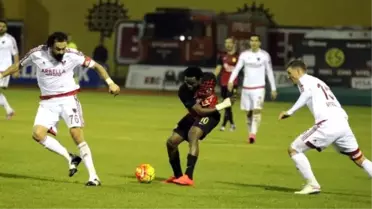 İki Futbolcu, Aynı Numaralı Formayla Sahaya Çıktı