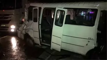 Öğrenci Servisiyle Tır Çarpıştı: 4'ü Ağır 16 Yaralı